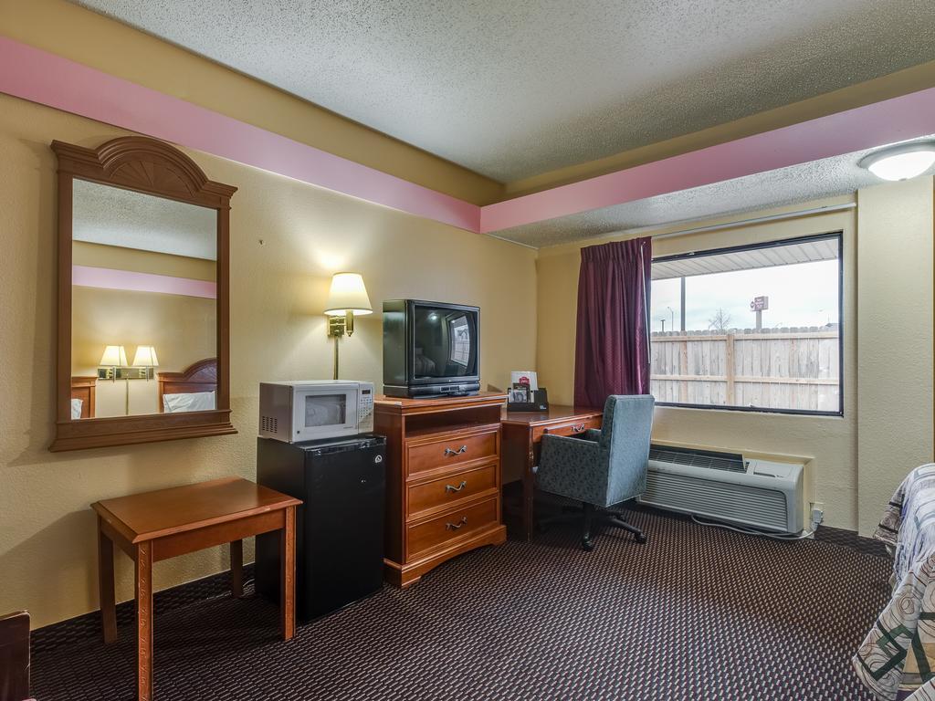 Travelers Inn מידווסט סיטי מראה חיצוני תמונה