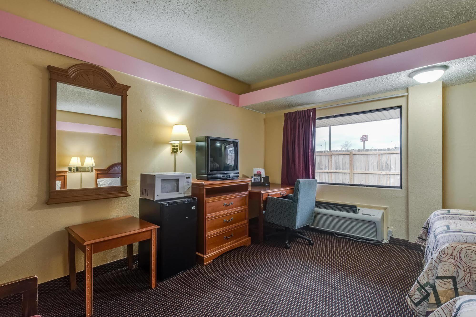 Travelers Inn מידווסט סיטי מראה חיצוני תמונה